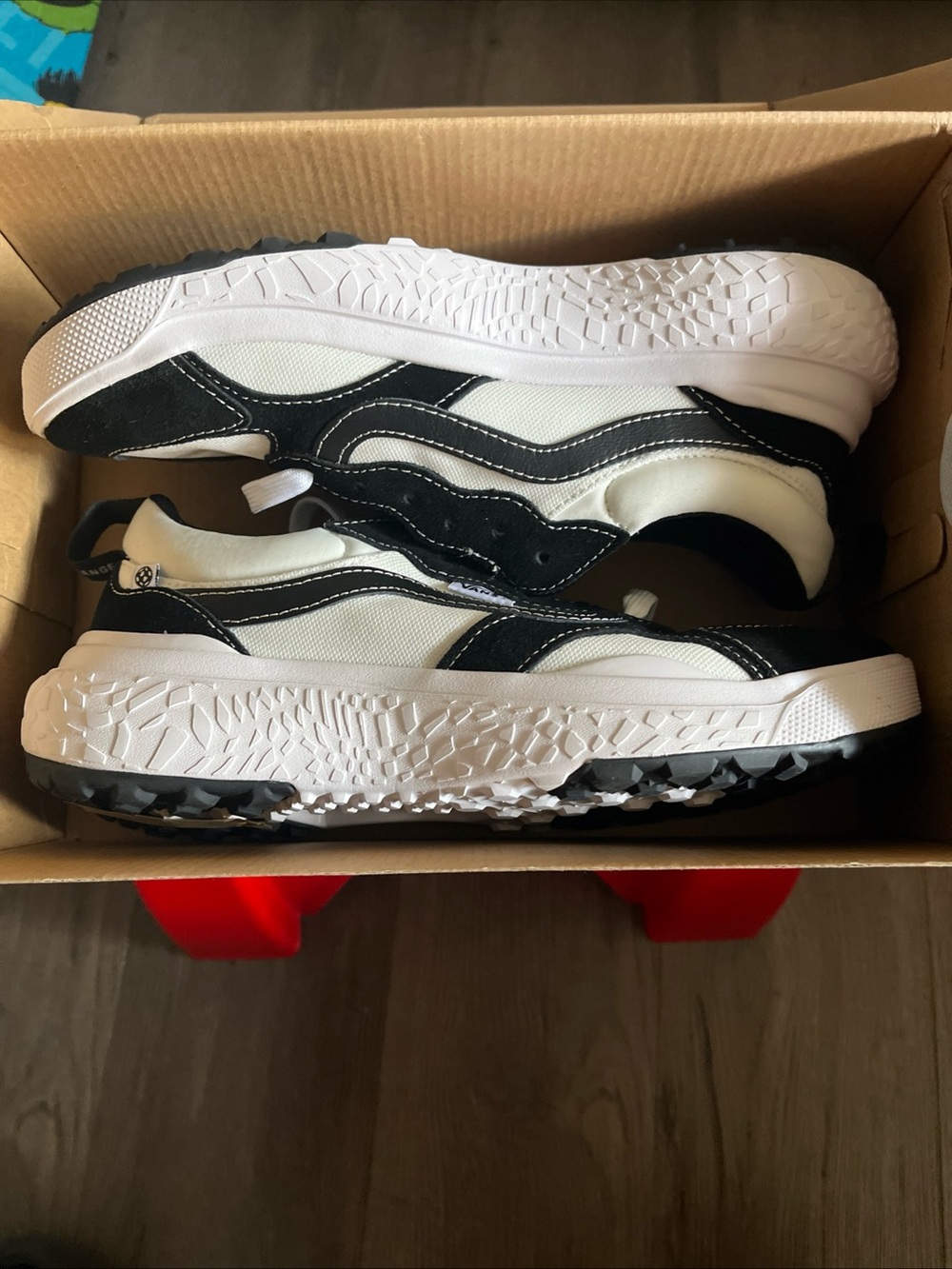 VANS UltraRange Neo VR3 Lightweight Shoe - Black Marshmallow M8, W9.5 -